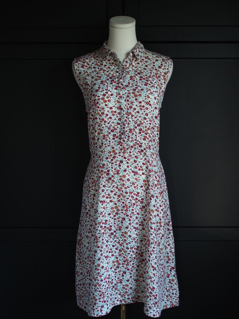 SuperStition | 90s Vintage Sleeveless Button-Up Ditsy Floral Dress